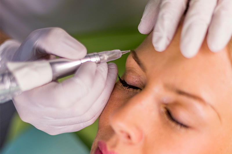 Onkologische oder kosmetische Permament Make-up Behandlung Augenbrauen